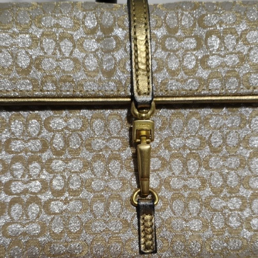 Coach Gold Shimmer
Signature Canvas Leather
Vintage Metallic chain shoulder bag - Picture 4 of 12